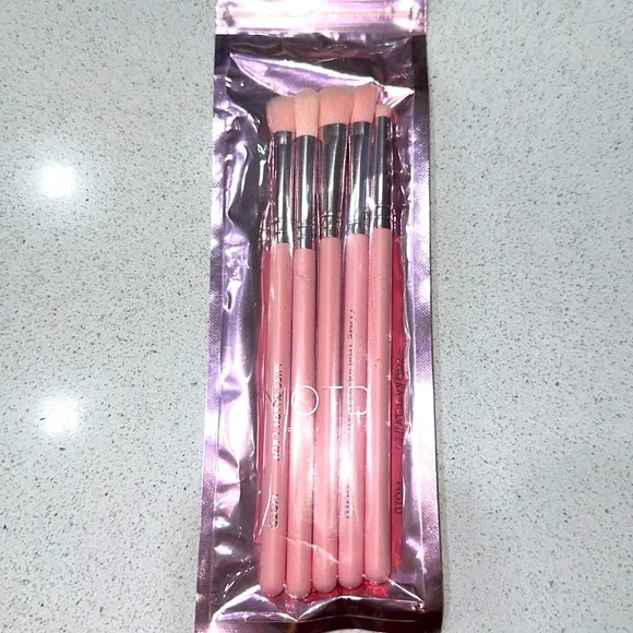 Motd | Makeup | Ps87 Motd Cosmetics Brushes What The Fluff Blending Eye ...